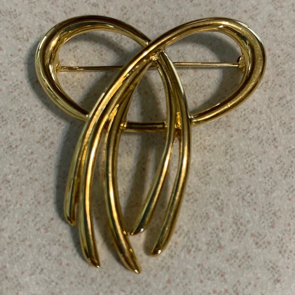 Vintage Trifari gold knot broach (374)